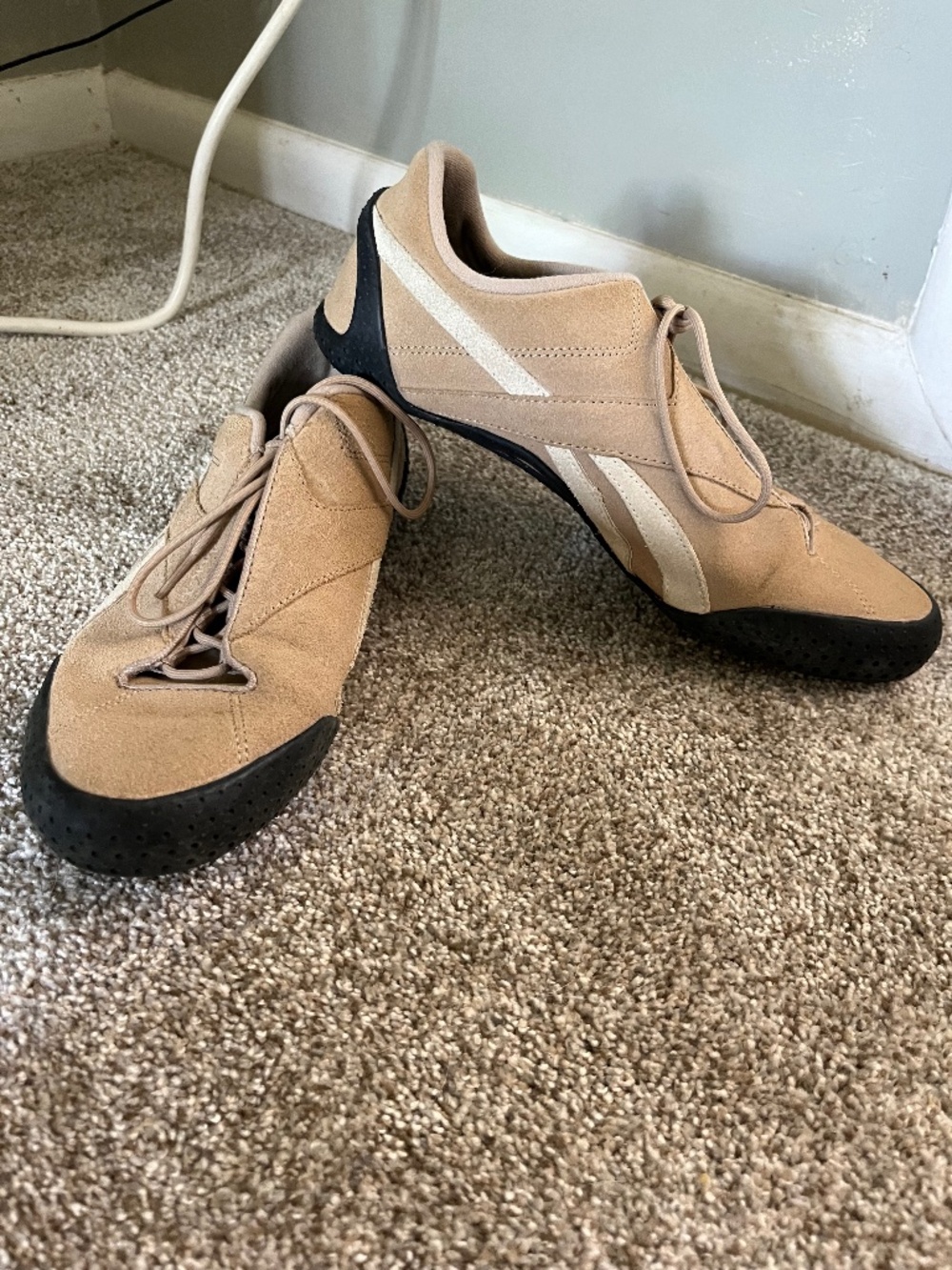 Women ReebokTan Suede Shoes, size 10